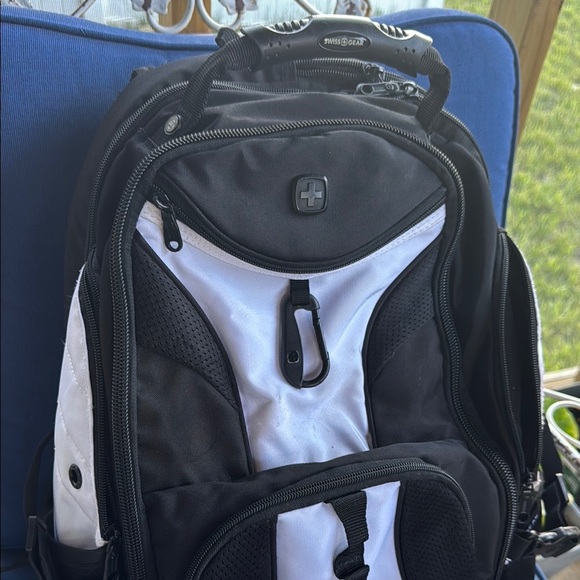 SwissGear Black and White Backpack one of the side strips is shorter - Picture 2 of 9